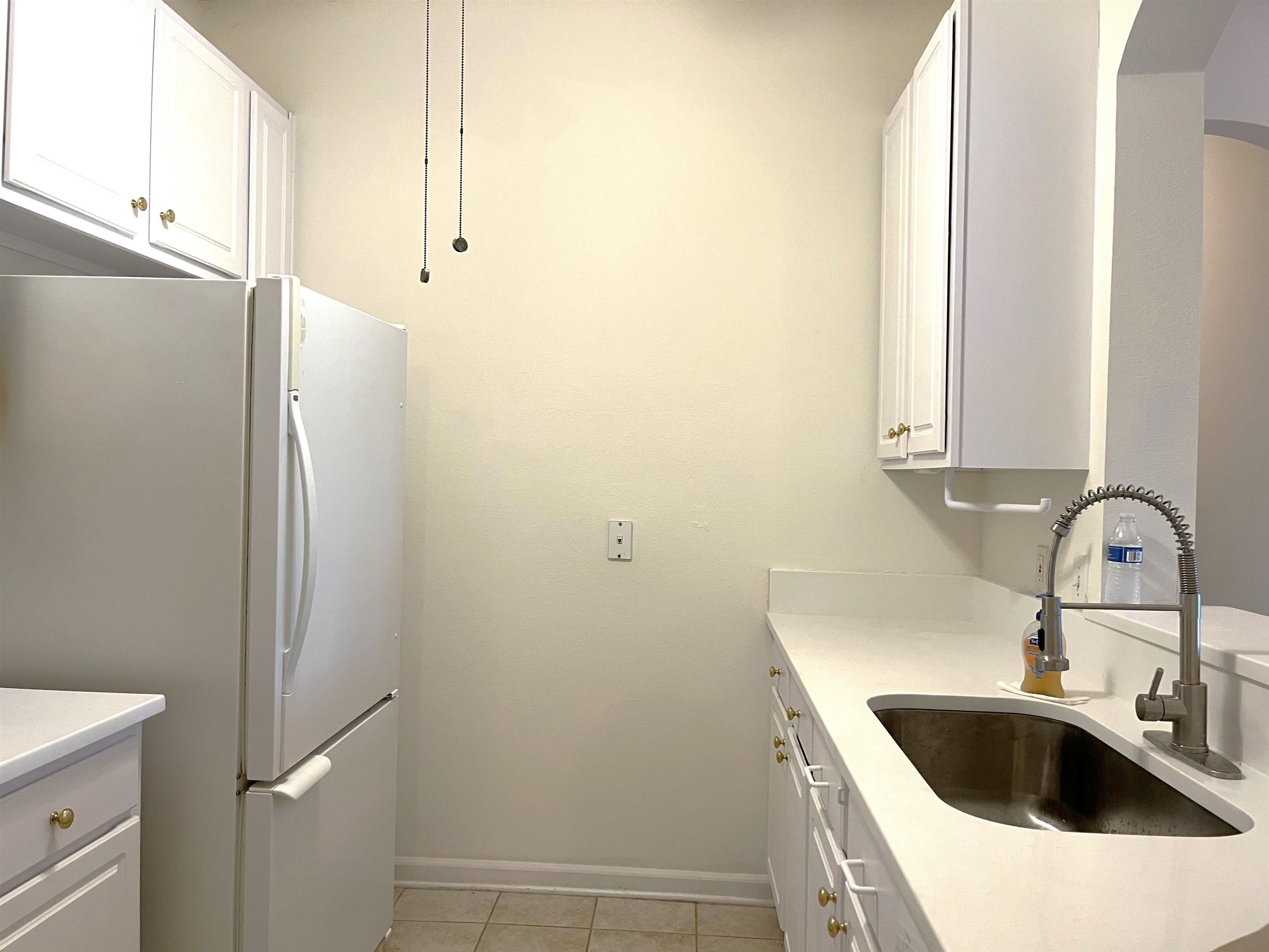 10550 Baymeadows Road, Unit 425 Jacksonville, FL 32256 - Photo 7 of 15 a bathroom with a sink a toilet and mirror