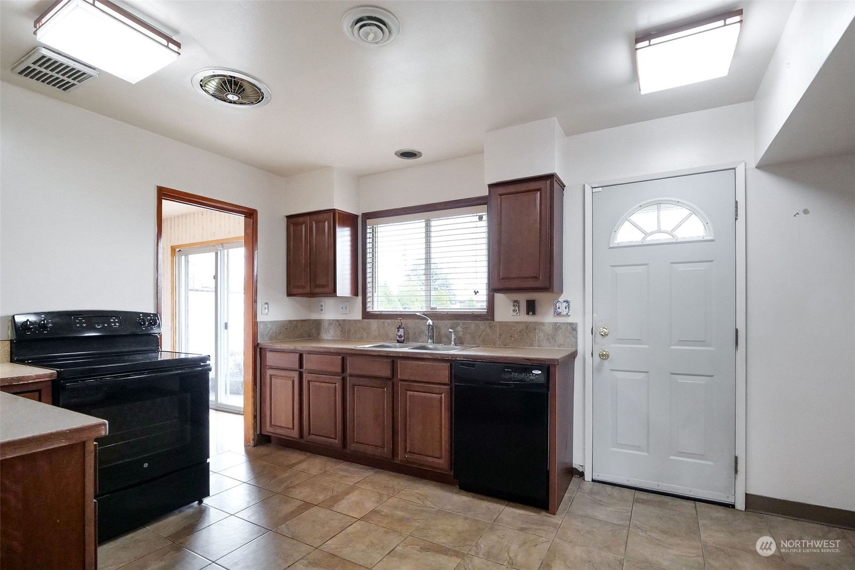 8961 Tinker Loop, Unit B Moses Lake, WA 98837 - Photo 8 of 31 Gallery Image 8