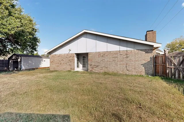 a view of a backyard