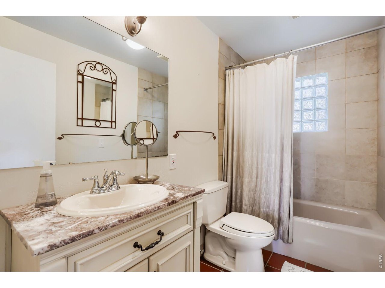 266 Peakview Road Boulder, CO 80302 - Photo 16 of 50 Main floor full bath