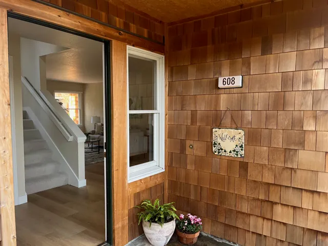 a view of an entryway of the house