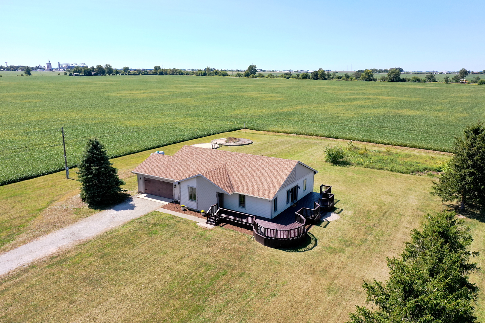 2695 North 1000 East Road Ashkum, IL 60911 - Photo 2 of 31 a swimming pool with some trees in the background