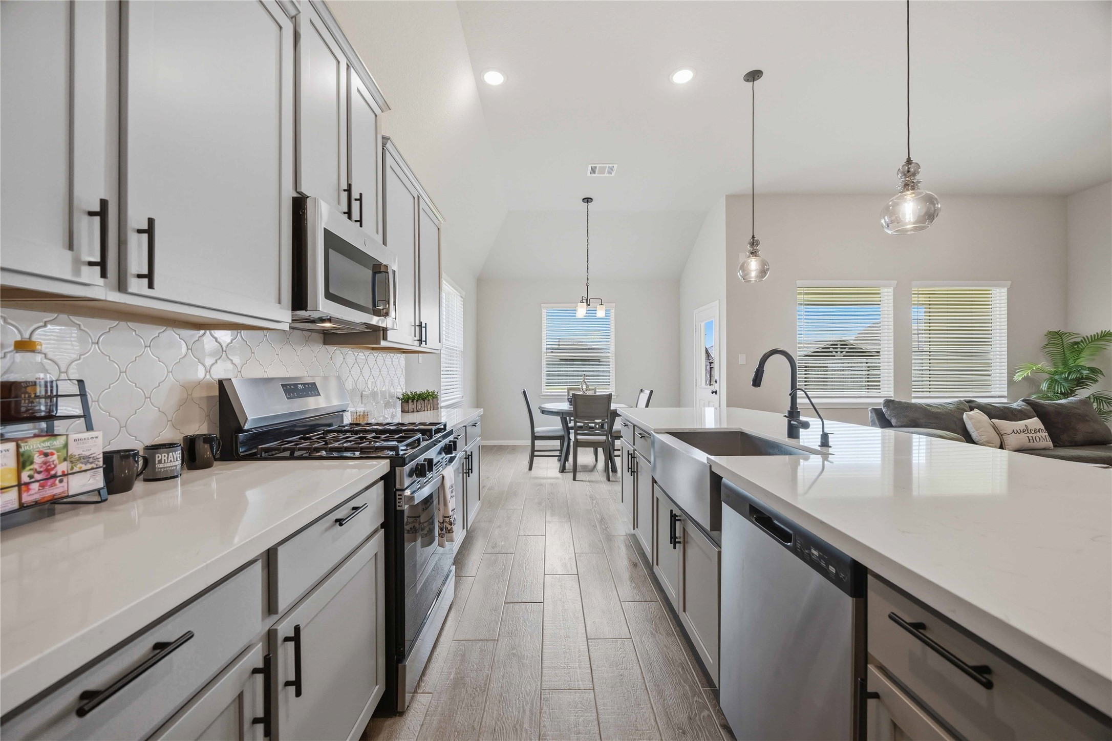 2808 Bisbee Road League City, TX 77573 - Photo 21 of 42 Kitchen w/ Mythology Arabesque Backsplash
