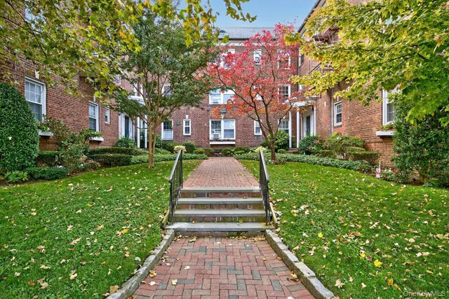 $348,000 | 8 Welwyn Road, Unit 3F, Great Neck, NY 11021