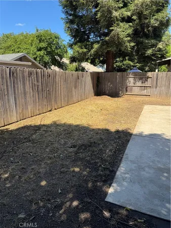 a view of a backyard