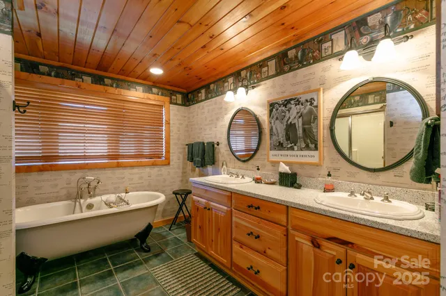 a view of an outdoor space