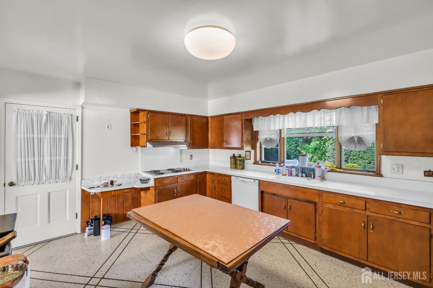 16 Stafford Road Colonia, NJ 07067 - Photo 15 of 41 a large kitchen with a table and chairs in it