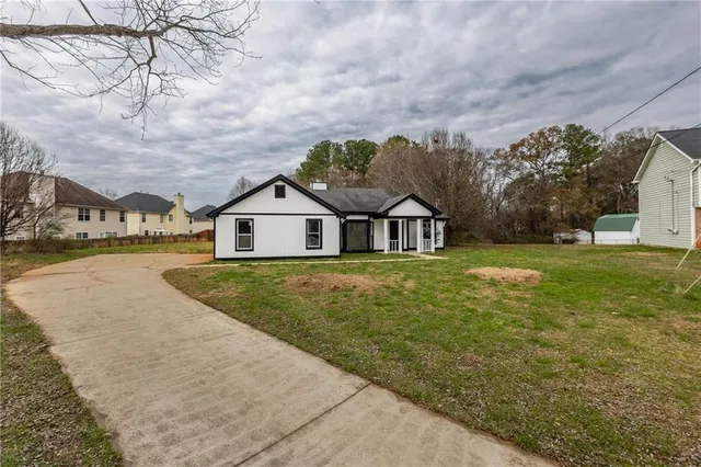 a view of a house with a yard