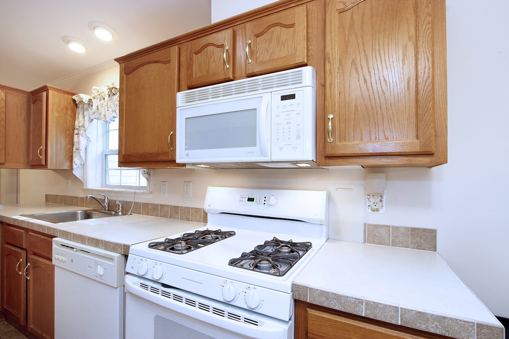 507 Crystal Way Middleboro, MA 02346 - Photo 10 of 36