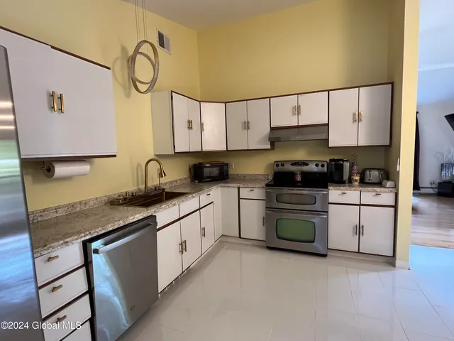 $2,350 | 35 Meadow Rue Place, Malta, NY 12020