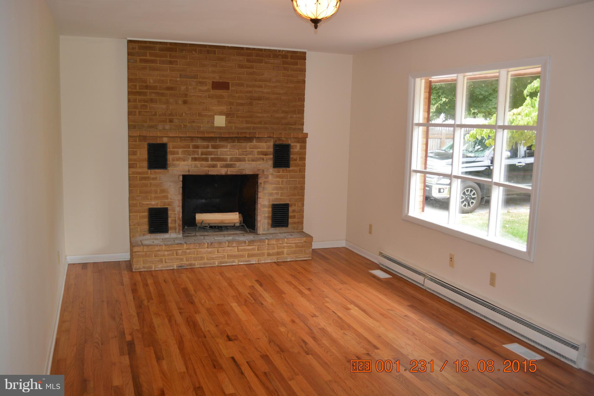 15305 Clear Spring Road Williamsport, MD 21795 - Photo 5 of 19 Living Room