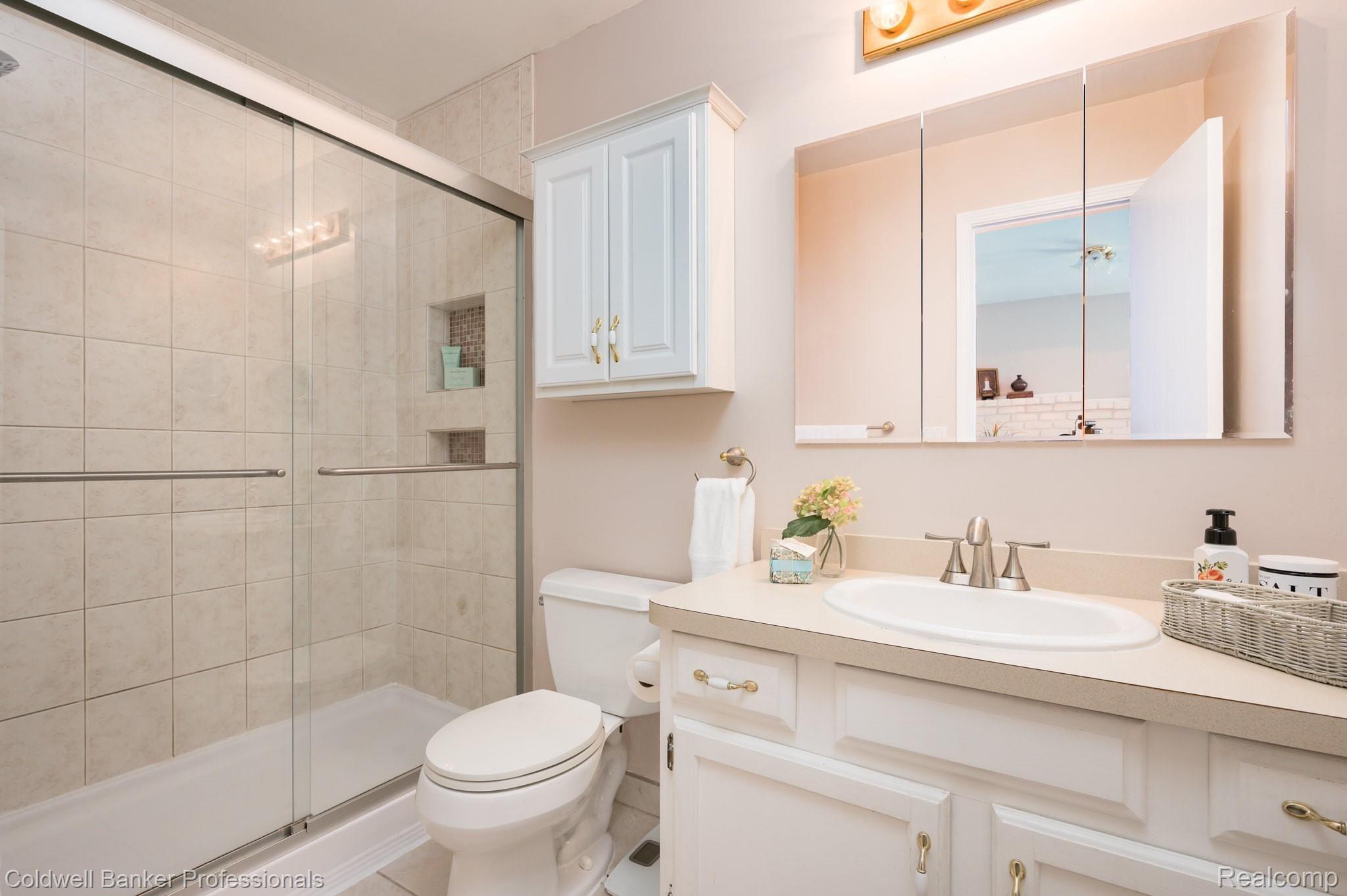 1362 West Fairview Lane Rochester, MI 48306 - Photo 24 of 35 Attached master bathroom