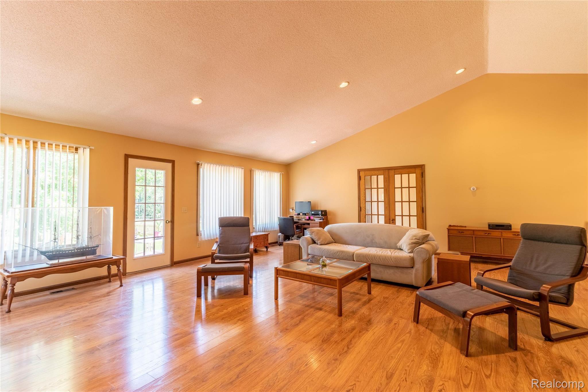 2859 Pleasant Valley Road Brighton, MI 48114 - Photo 12 of 43 16.Living