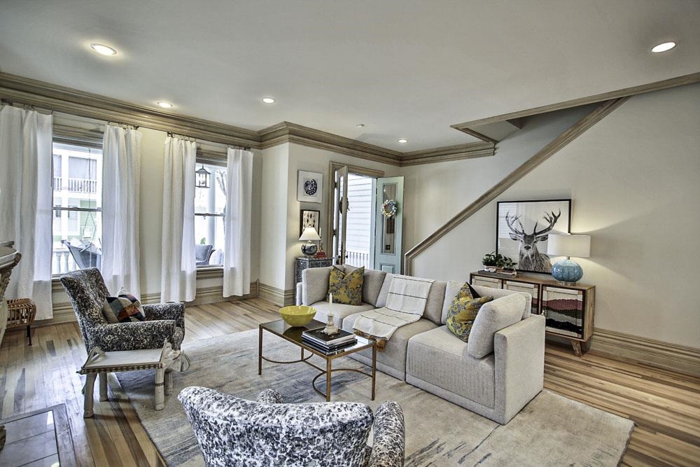 945 Harbor Bend Road Memphis, TN 38103 - Photo 2 of 39 Spacious Harbor Town Living Room Area with light wood finished floors, a wealth of natural light, and Huge crown molding. 10 foot ceilings - smooth ceilings.