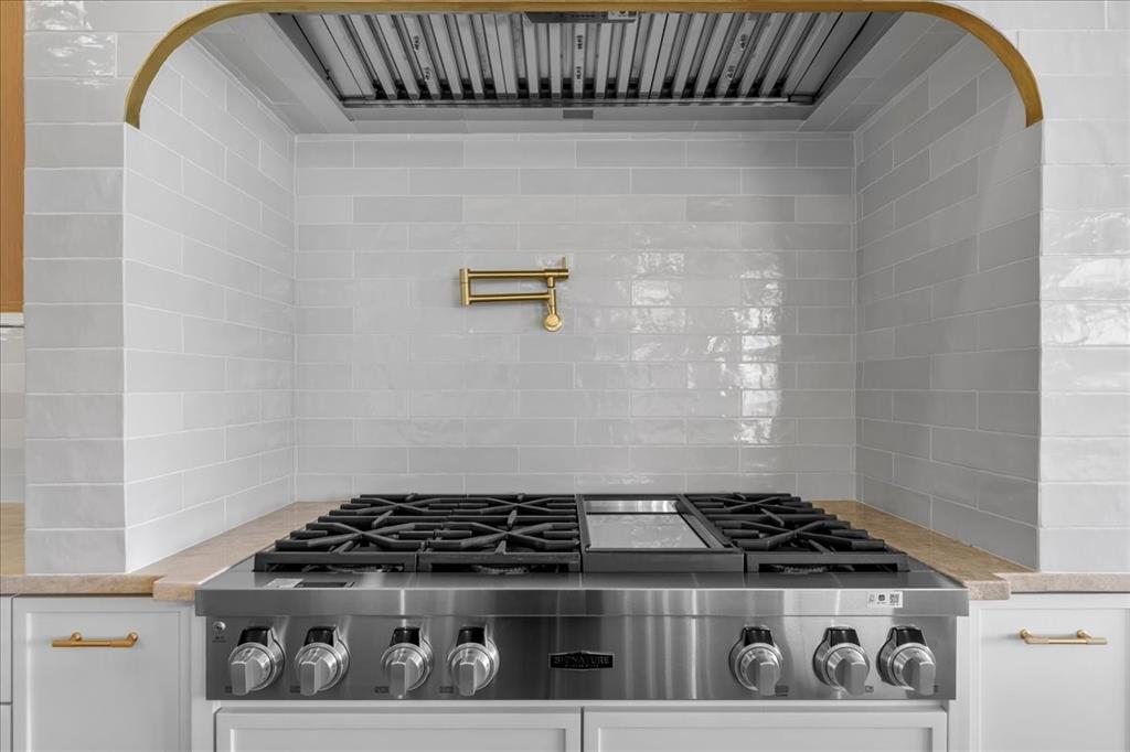 10576 Buccaneer Point Frisco, TX 75036 - Photo 11 of 40 a close view of stove top oven