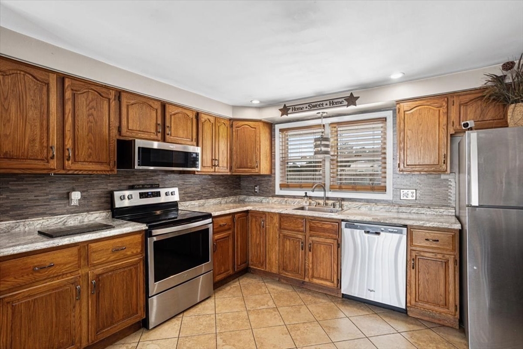 67 Jeannine Road Bellingham, MA 02019 - Photo 7 of 27 Gallery Image 7