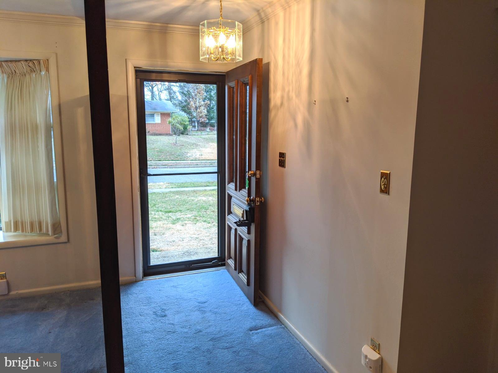 6711 Jerome Street Springfield, VA 22150 - Photo 5 of 24 Come on in!