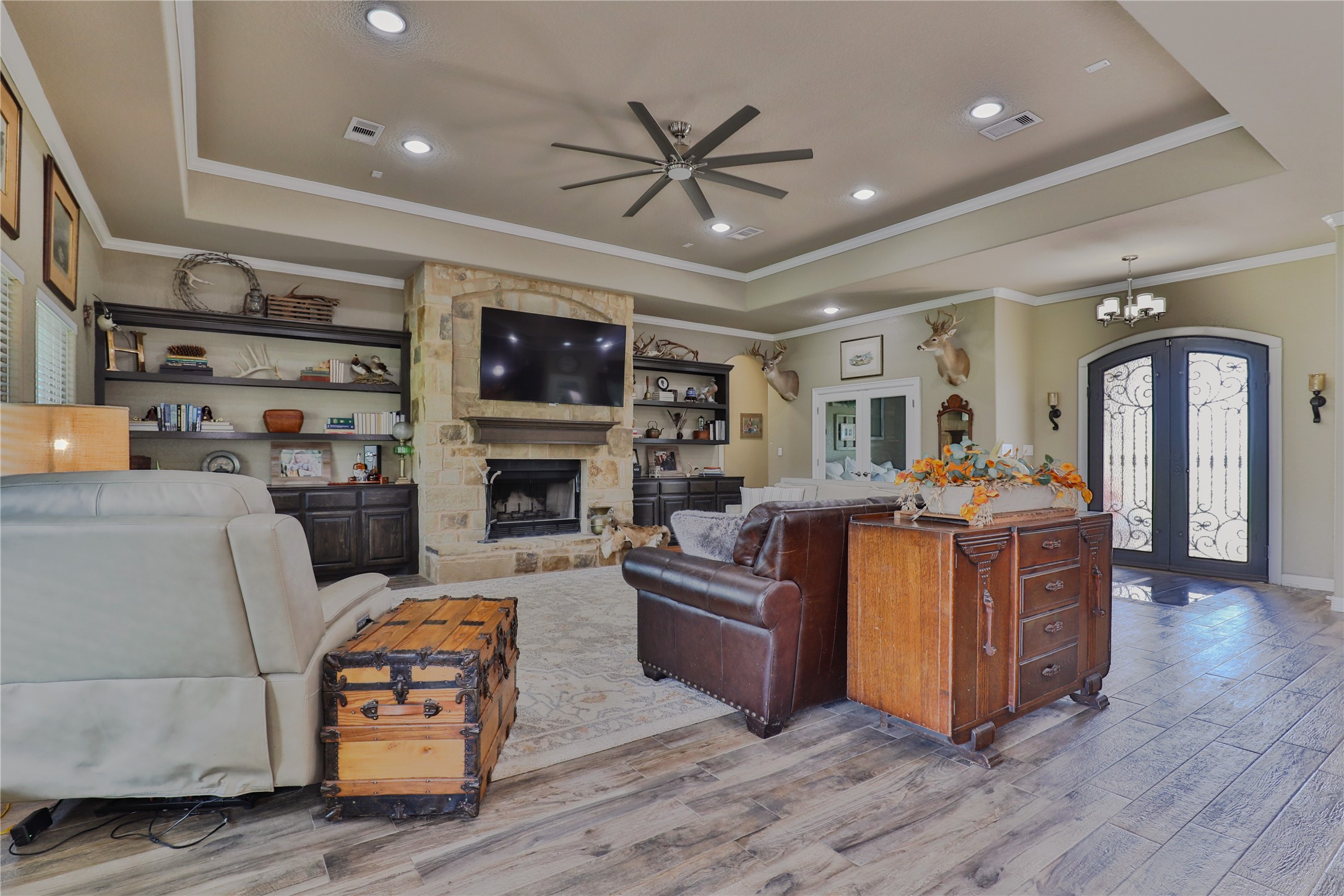 814 Comanche Trail Drive Rosharon, TX 77583 - Photo 12 of 50 a living room with furniture and a fireplace