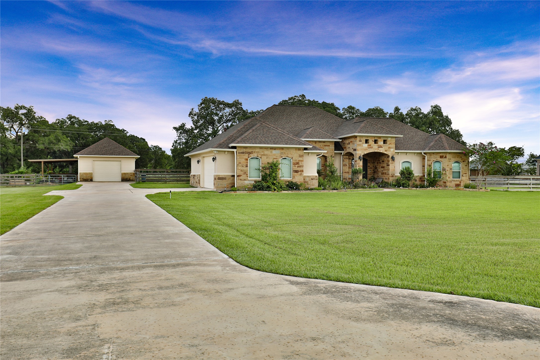 814 Comanche Trail Drive Rosharon, TX 77583 - Photo 2 of 50 a front view of a house with a yard