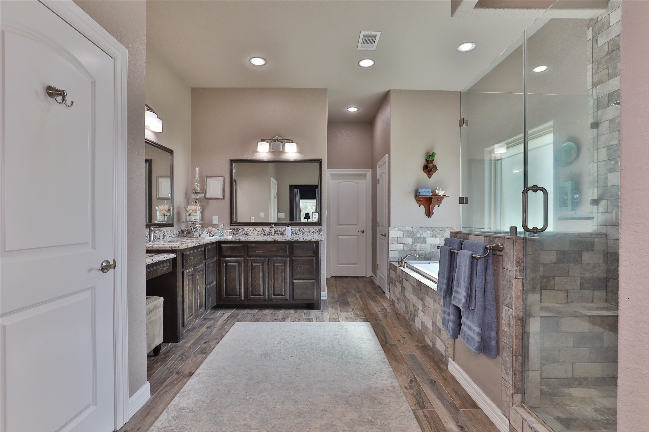 814 Comanche Trail Drive Rosharon, TX 77583 - Photo 25 of 50 a large kitchen with a large counter top appliances and cabinets
