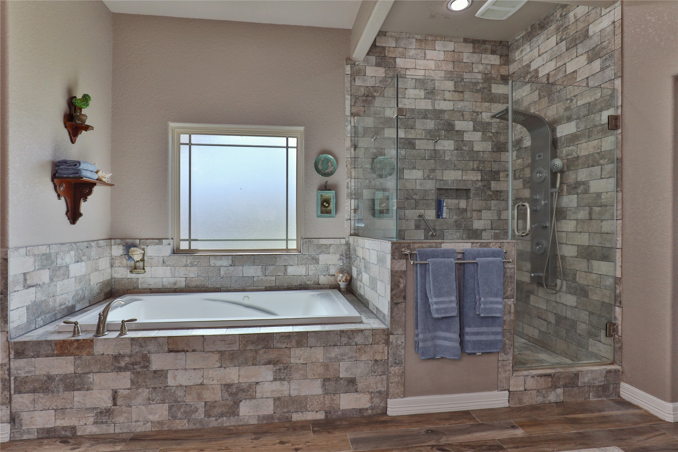 814 Comanche Trail Drive Rosharon, TX 77583 - Photo 27 of 50 a bathroom with a bathtub