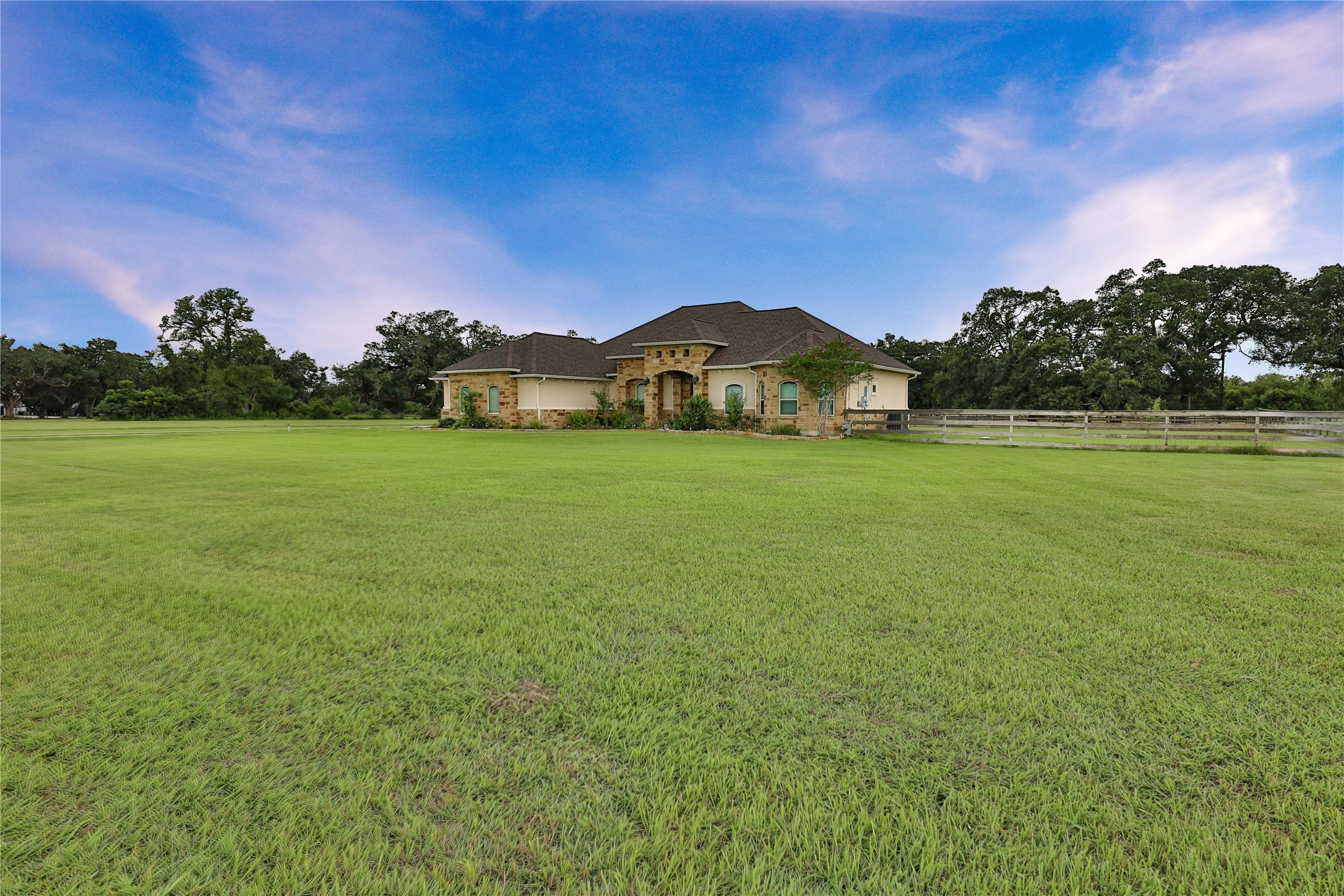 814 Comanche Trail Drive Rosharon, TX 77583 - Photo 3 of 50 a view of a field with a big yard