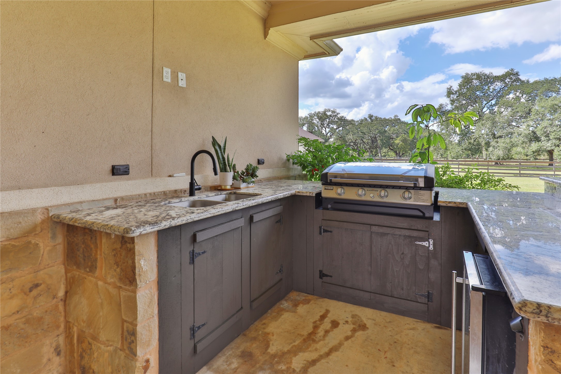 814 Comanche Trail Drive Rosharon, TX 77583 - Photo 40 of 50 a kitchen with a sink and a stove