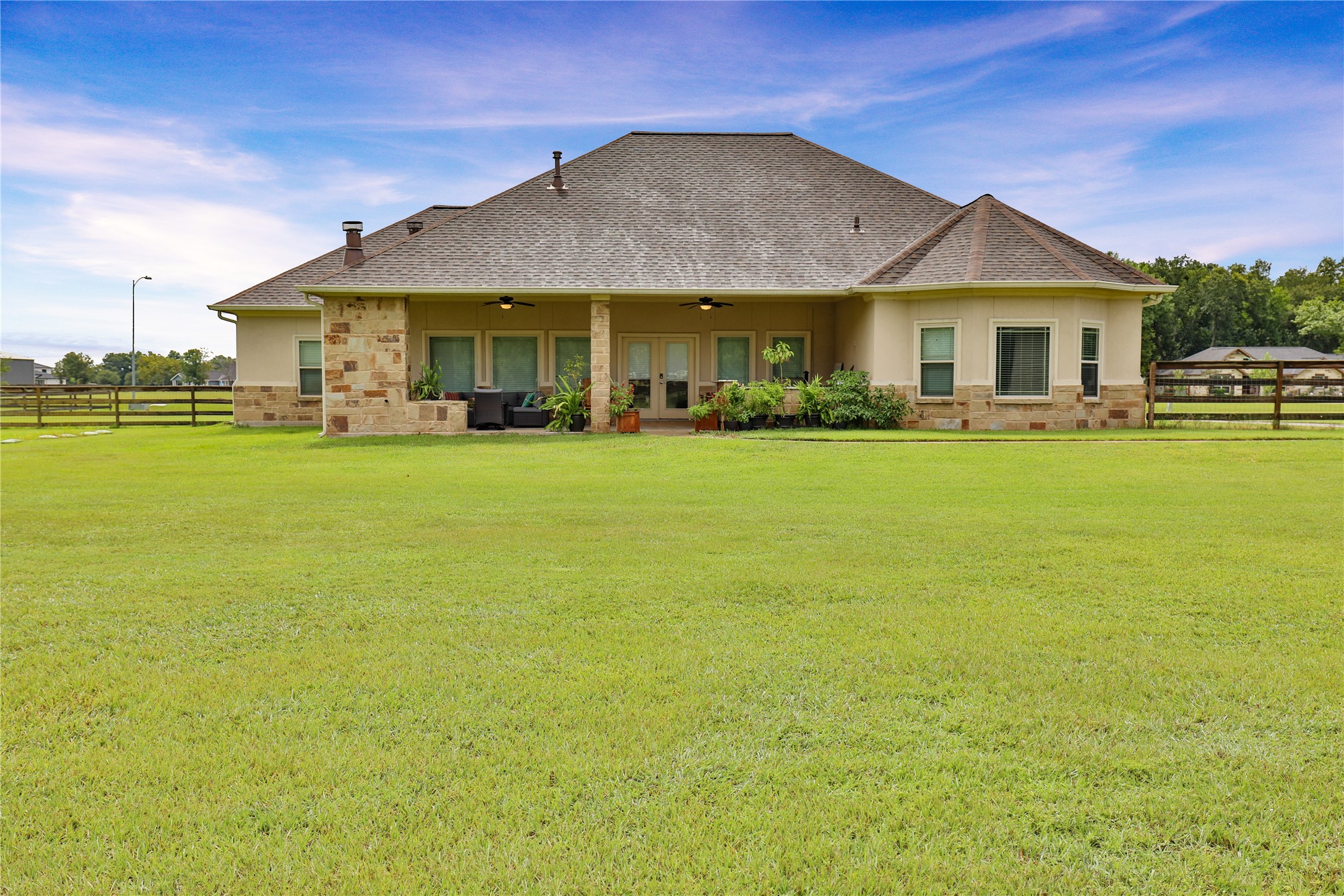 814 Comanche Trail Drive Rosharon, TX 77583 - Photo 4 of 50 a front view of a house with swimming pool having outdoor seating