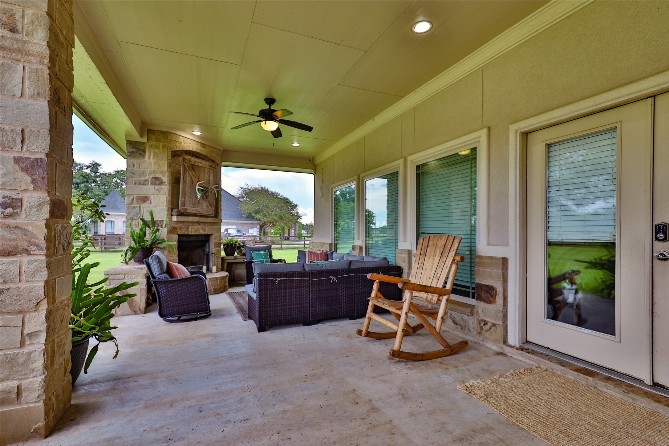 814 Comanche Trail Drive Rosharon, TX 77583 - Photo 41 of 50 a view of a patio with a dining table and chairs