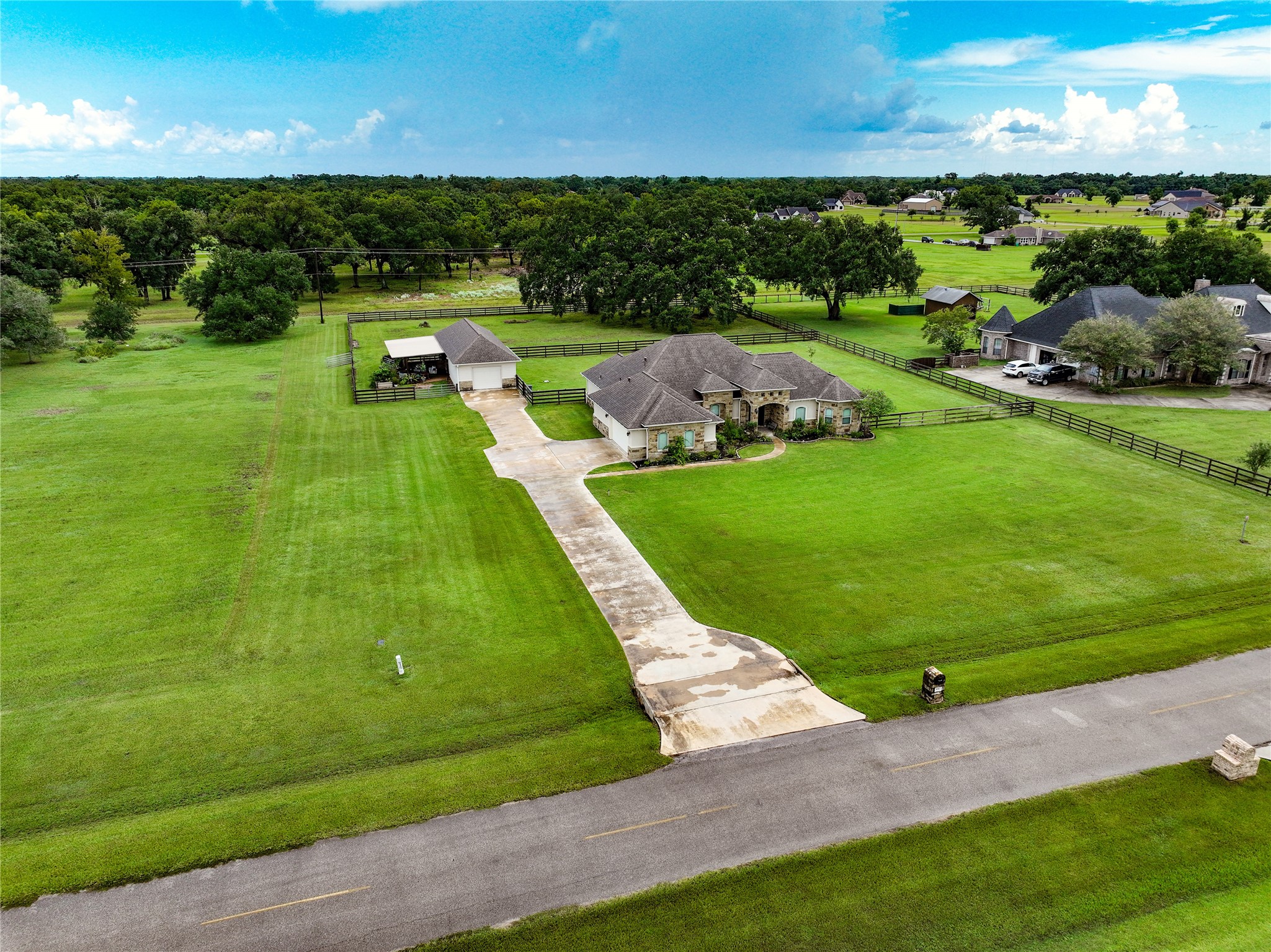 814 Comanche Trail Drive Rosharon, TX 77583 - Photo 46 of 50 a view of a garden with houses