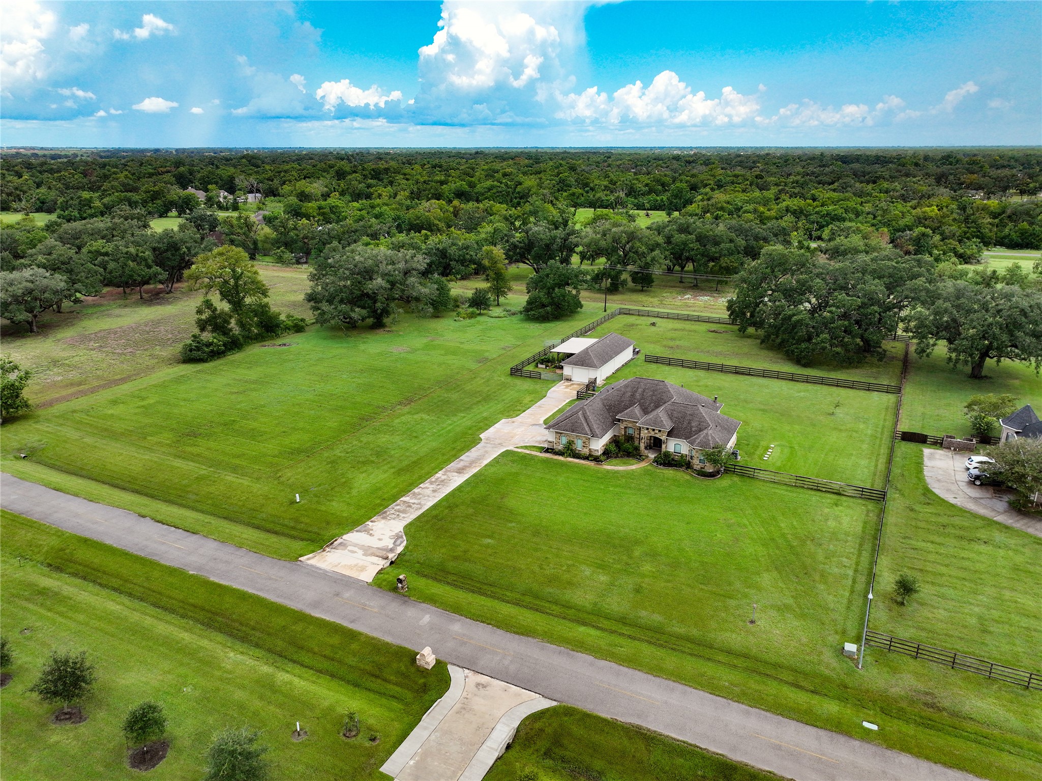 814 Comanche Trail Drive Rosharon, TX 77583 - Photo 47 of 50 a view of a golf course with a garden