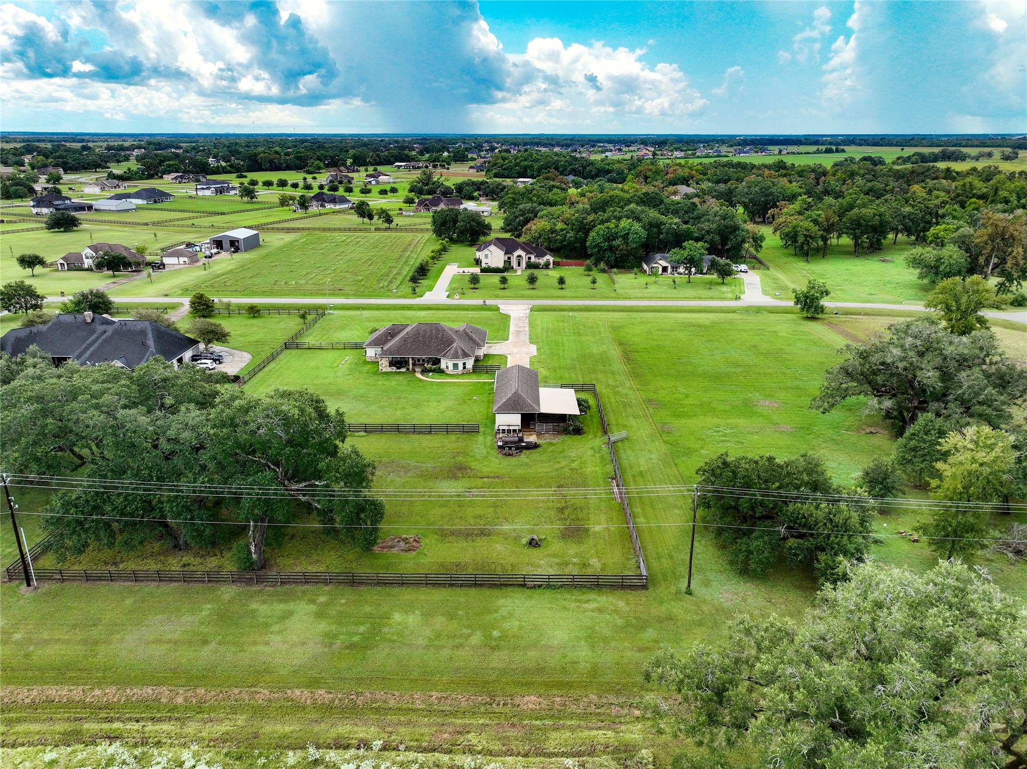 814 Comanche Trail Drive Rosharon, TX 77583 - Photo 48 of 50 a view of a golf course with a garden
