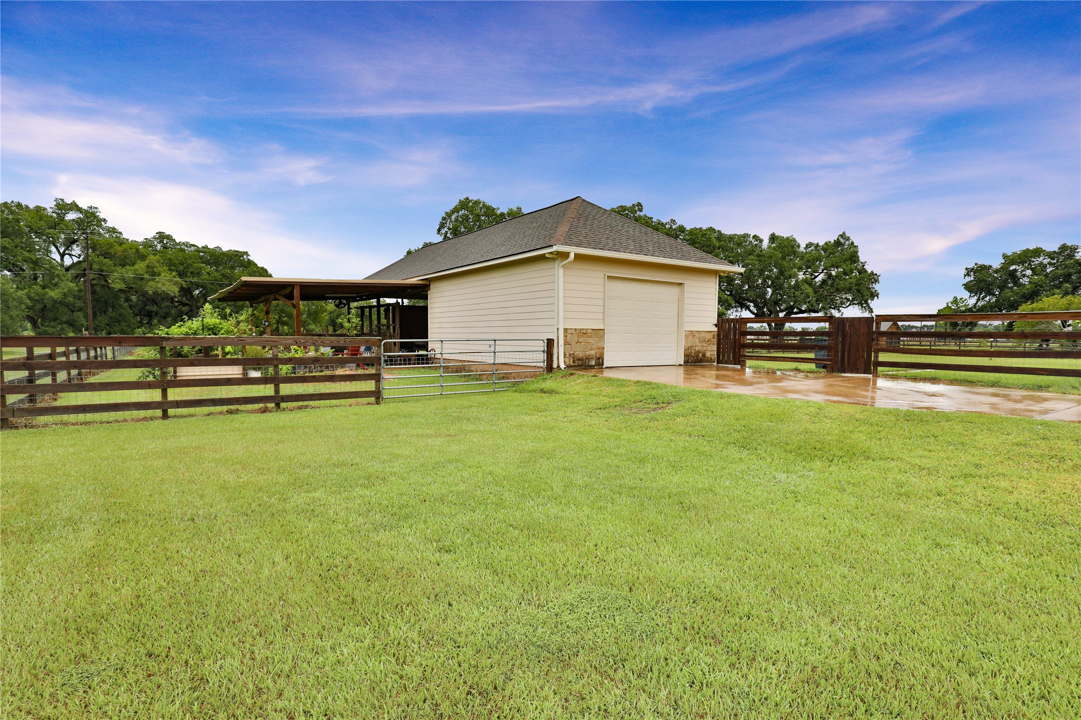 814 Comanche Trail Drive Rosharon, TX 77583 - Photo 5 of 50 a view of a house with a big yard