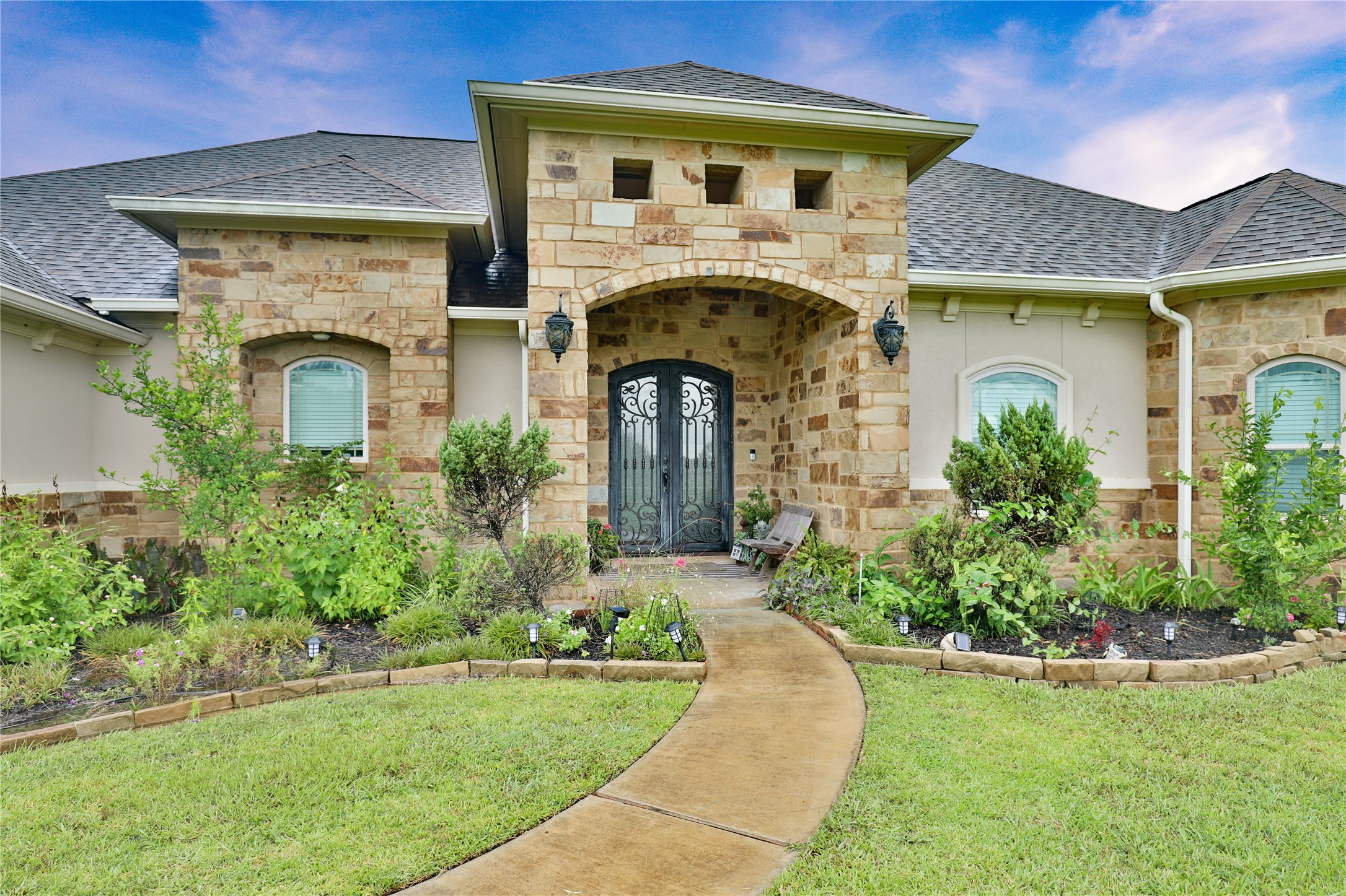 814 Comanche Trail Drive Rosharon, TX 77583 - Photo 8 of 50 a front view of a house with a garden