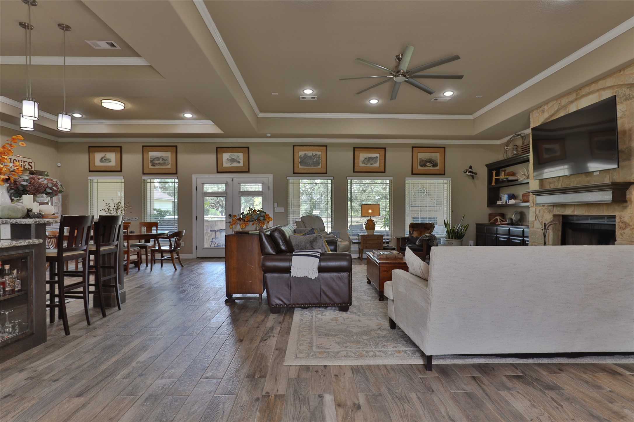 814 Comanche Trail Drive Rosharon, TX 77583 - Photo 10 of 50 a living room with furniture and a wooden floor