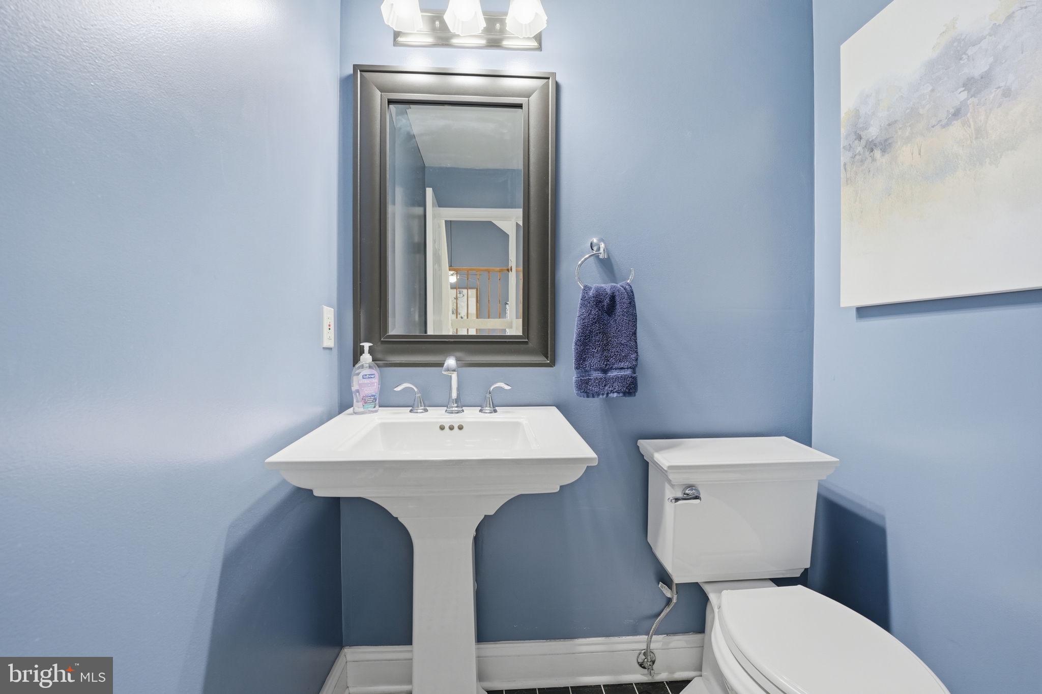9115 Northedge Drive Springfield, VA 22153 - Photo 25 of 55 a bathroom with a toilet a sink and mirror