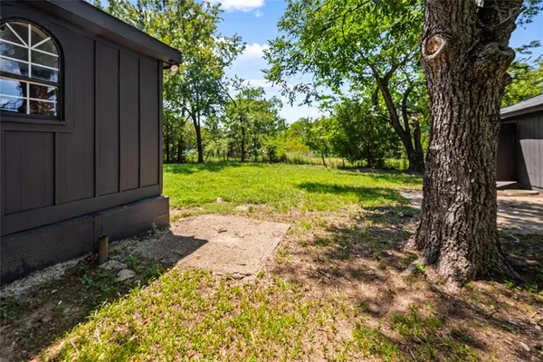 a view of a back yard
