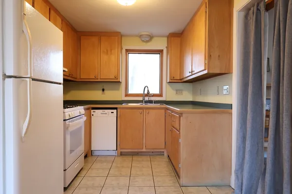 $2,300 | 5 Yankee Way, Unit 2, Dartmouth, MA 02747