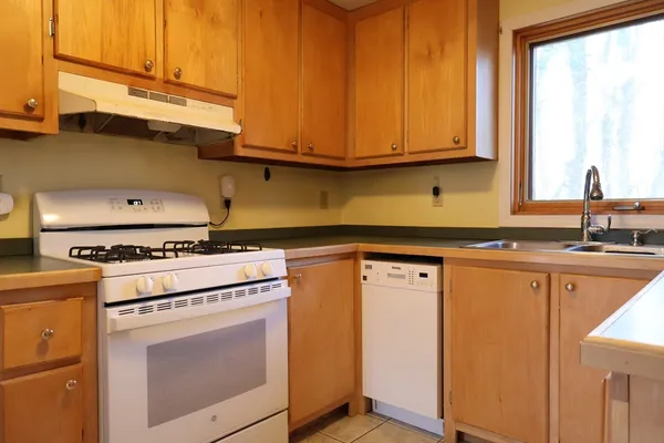 $2,300 | 5 Yankee Way, Unit 2, Dartmouth, MA 02747