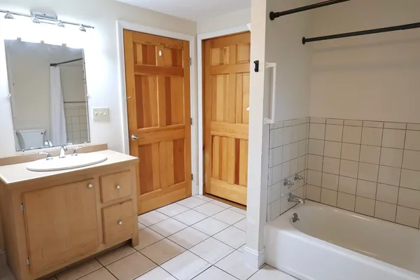 $2,300 | 5 Yankee Way, Unit 2, Dartmouth, MA 02747