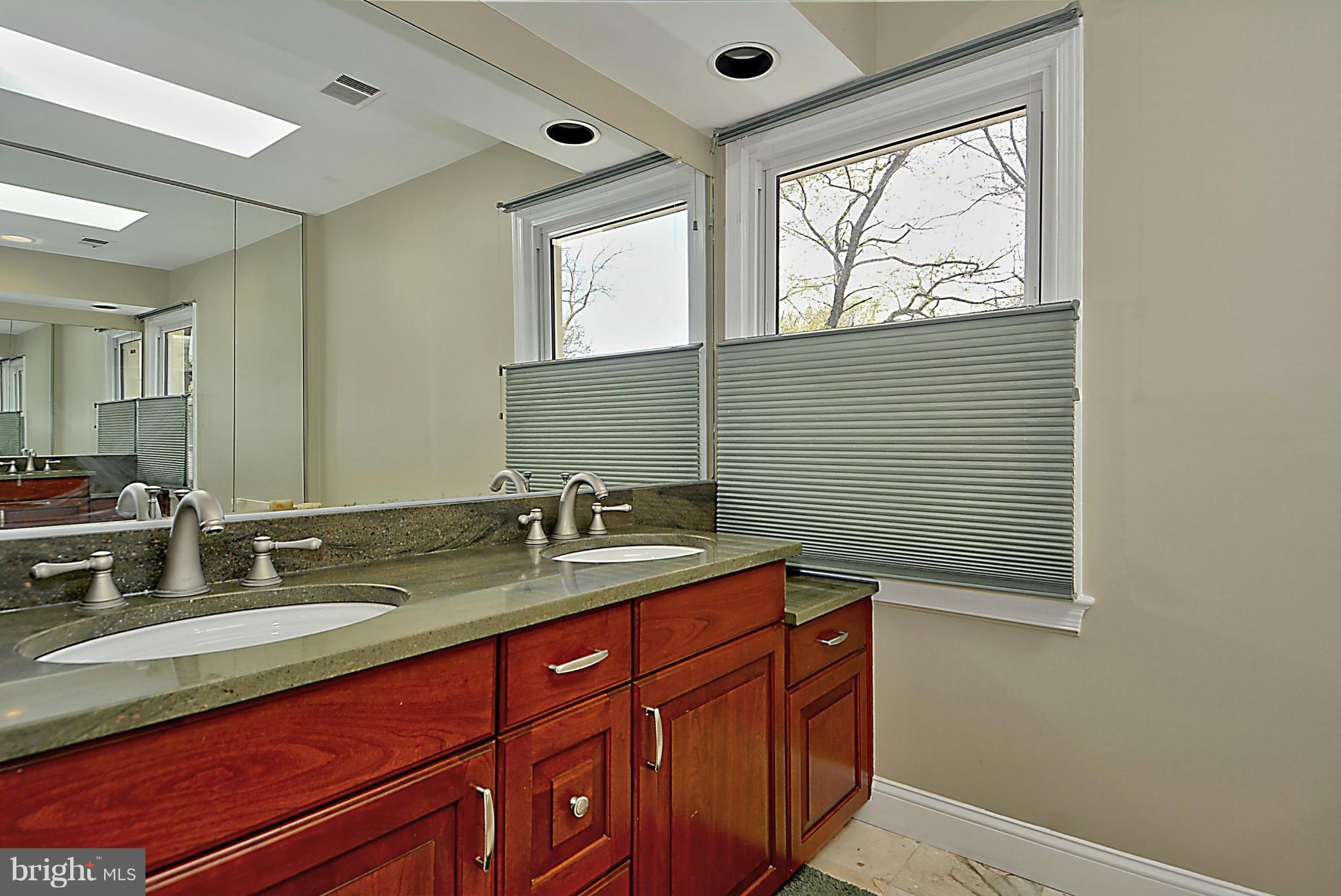 6300 Hunting Ridge Lane McLean, VA 22101 - Photo 14 of 30 Bath (Master)