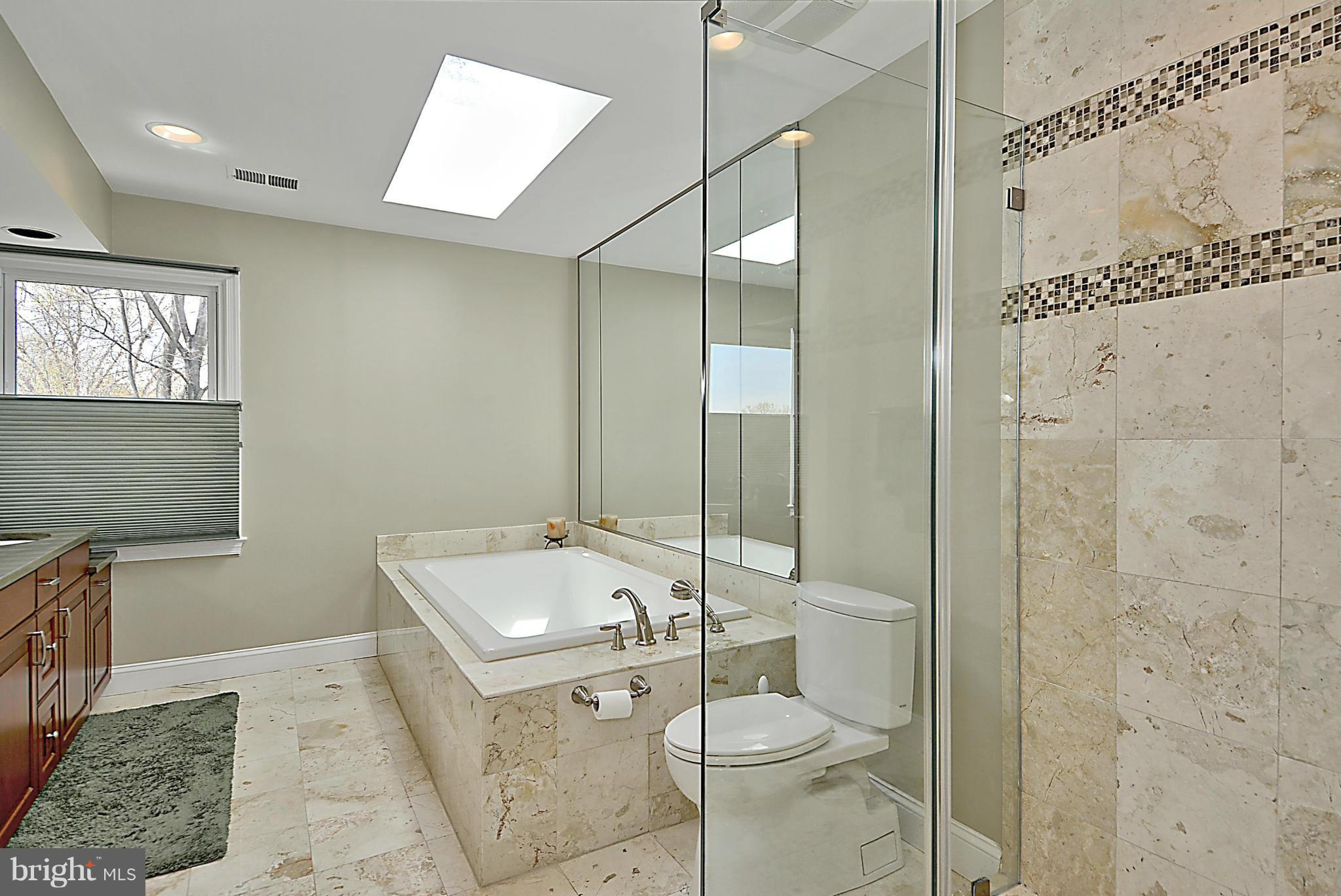 6300 Hunting Ridge Lane McLean, VA 22101 - Photo 15 of 30 Bath (Master)
