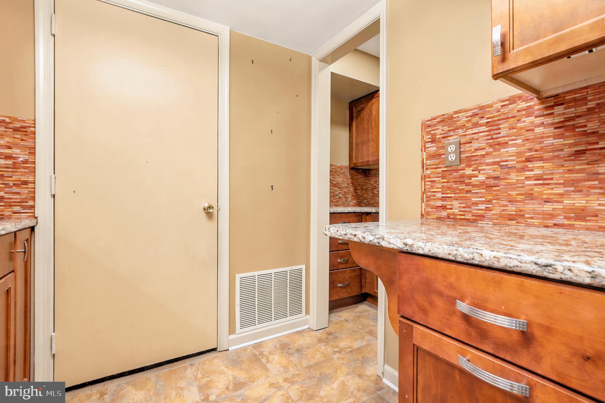 122 Bancroft Road, Unit 1C Lansdale, PA 19446 - Photo 17 of 29 Kitchen with Granite Counters