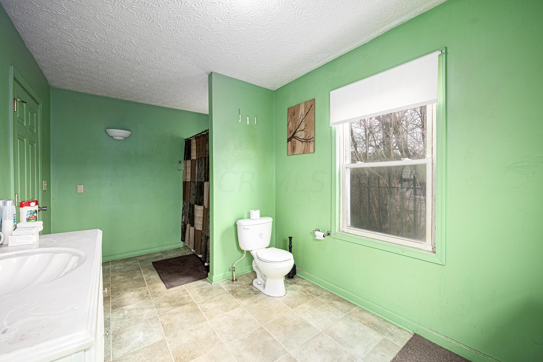2204 Howey Road Columbus, OH 43211 - Photo 17 of 30 Full bathroom