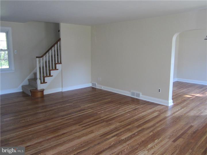 313 Ridgewood Road Springfield, PA 19064 - Photo 5 of 25 Living Room