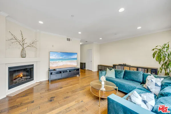 $890,000 | 3401 South Bentley Avenue, Unit 301, Los Angeles, CA 90034