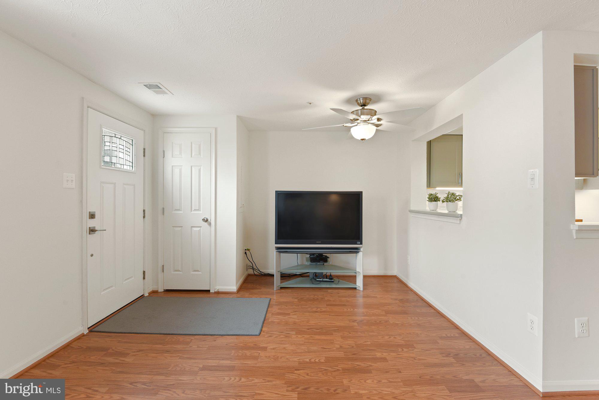 586 Cascade Way Frederick, MD 21703 - Photo 4 of 29 Living Room