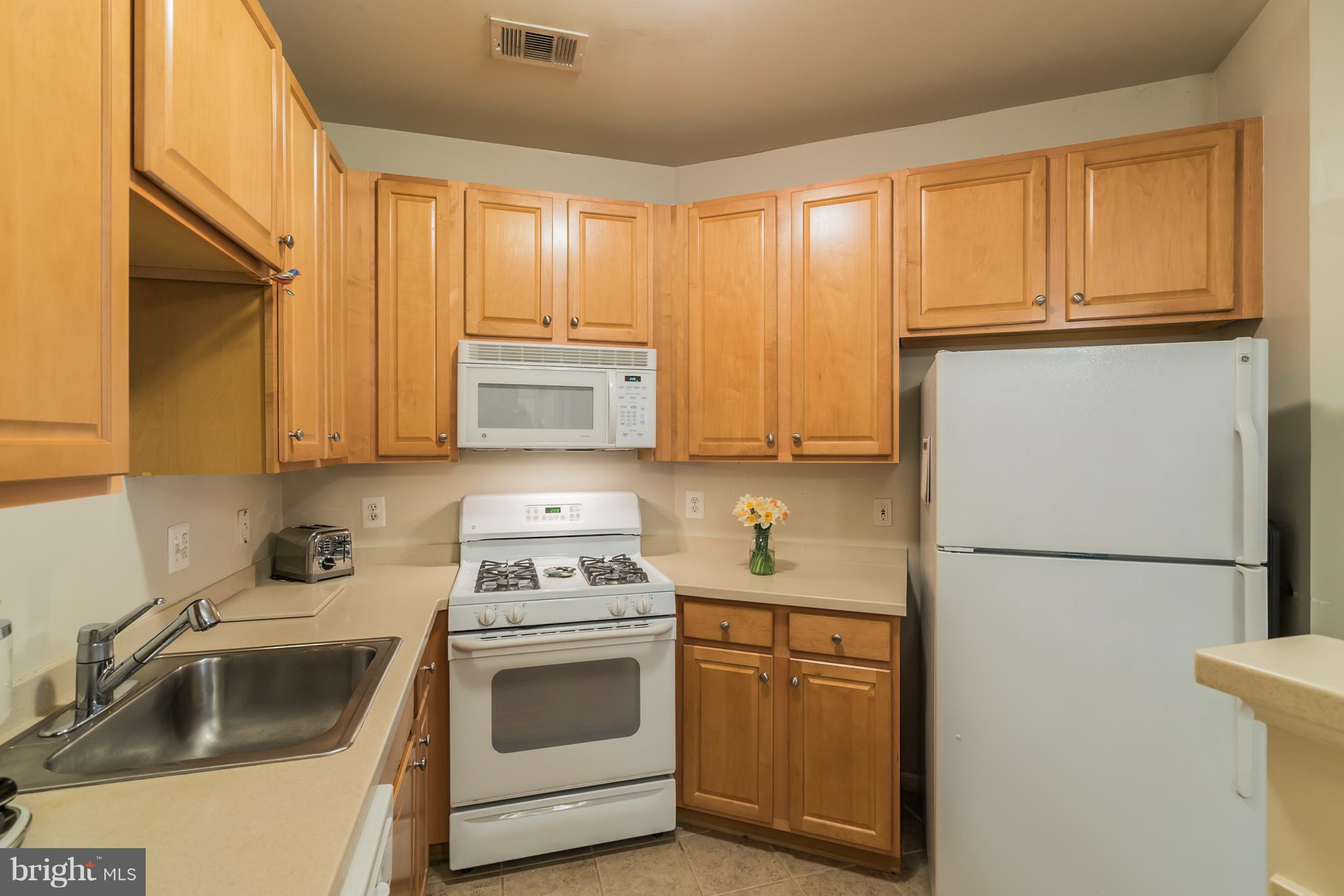 12001 Market Street, Unit 152 Reston, VA 20190 - Photo 13 of 30 Corian Counters