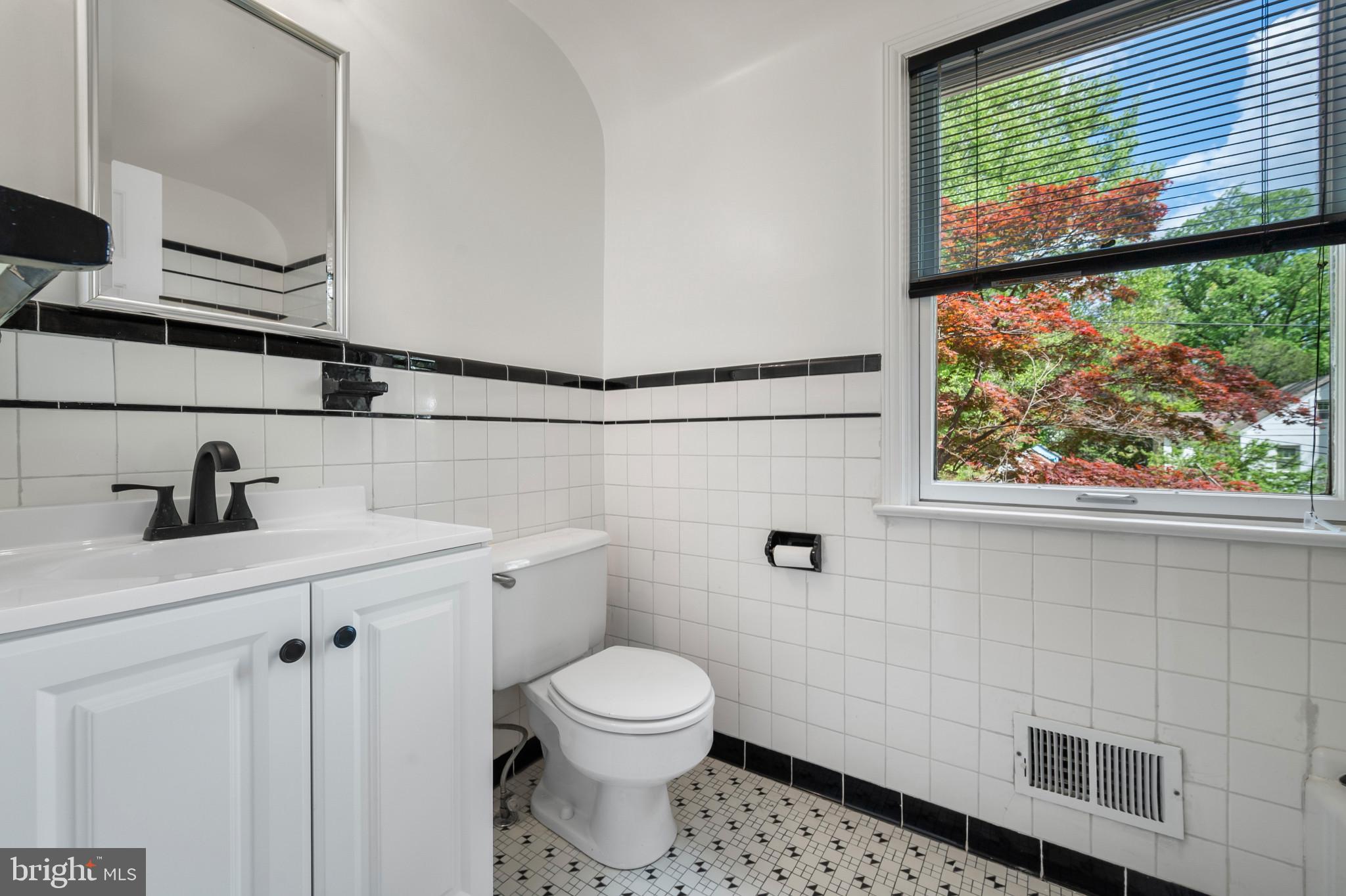 108 Denver Road Silver Spring, MD 20910 - Photo 19 of 35 2nd floor retro full bath with shower and tub