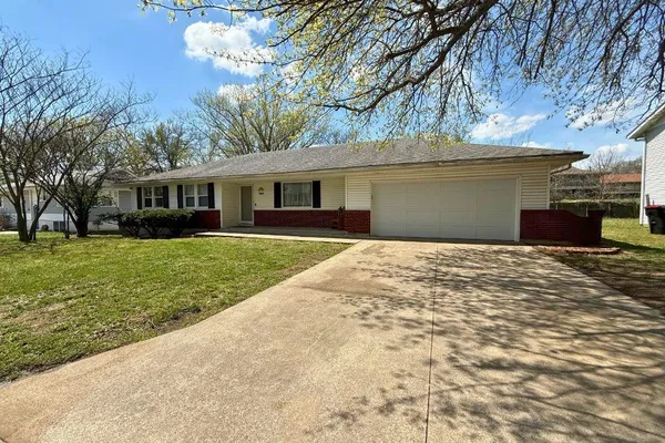 $255,000 | 944 Ridge Drive, Warrensburg, MO 64093